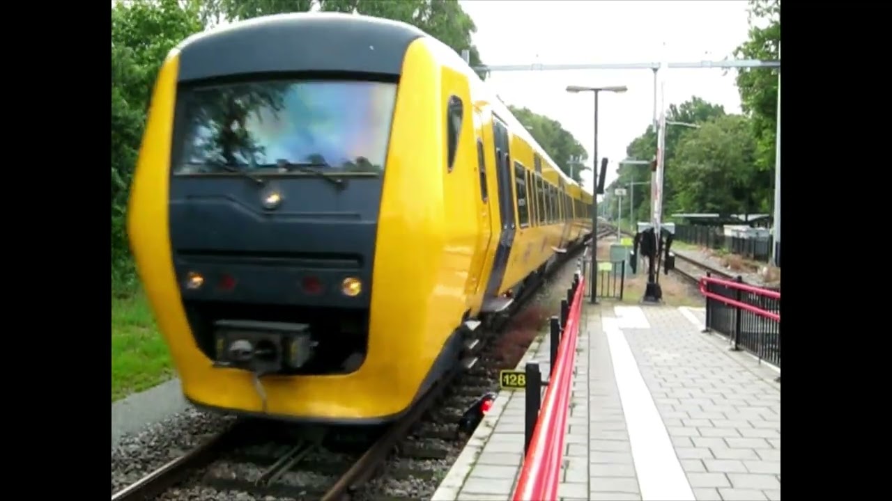 NS Buffel (DM'90) komt aan op station Raalte