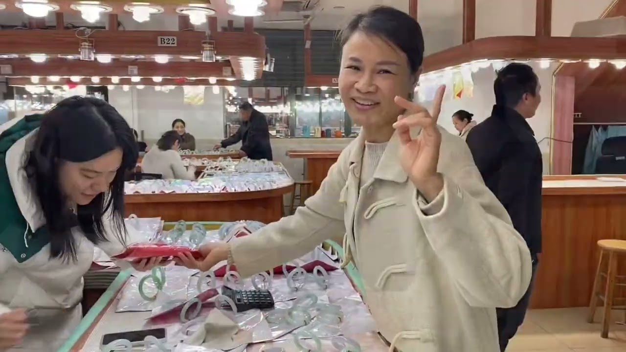 舌战群儒！为拿下这2支完美春彩色镯，青姐谈俩老板全程不松口！