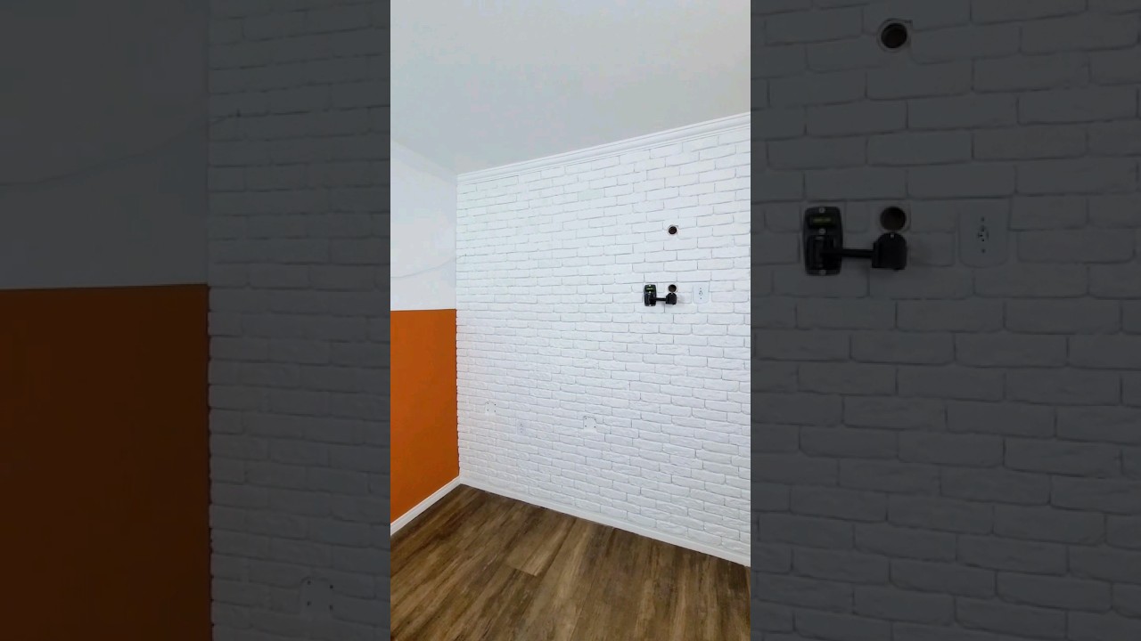 Revestindo a parede do meu novo home office com tijolinhos de gesso. #diyhomebr #diy #decora&ccedil;&atilde;o