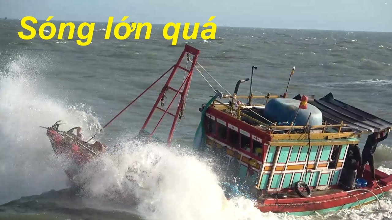 Áp thấp biển tạo những cơn sóng lớn khiến ghe về cảng đầy căn thẳng