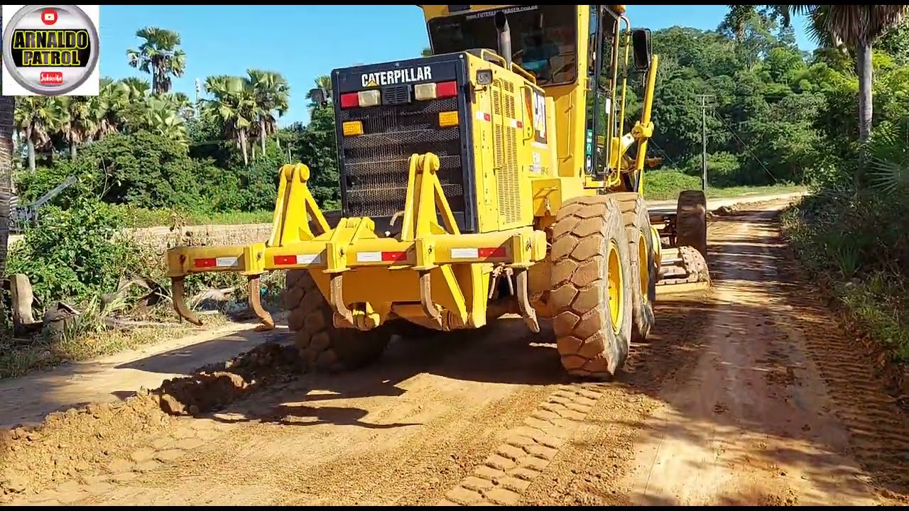 Motoniveladora caterpillar 120k trabalhando em patrolamento de estrada/rolo liso/patrol/motorgrader/
