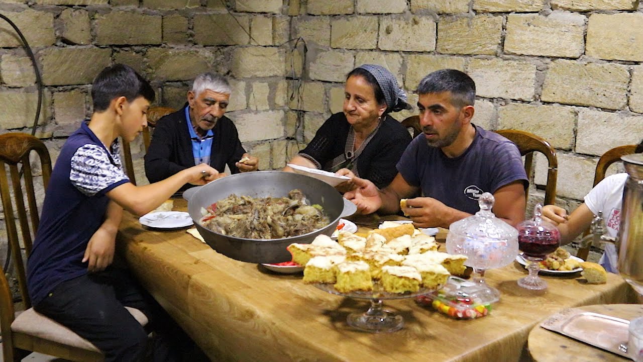 Бабушка 👵 Жарила  Мясо 🍖 с Овощей 🍅 на сковороде |  Запеченный бисквитный пирог |  Жизнь в деревне