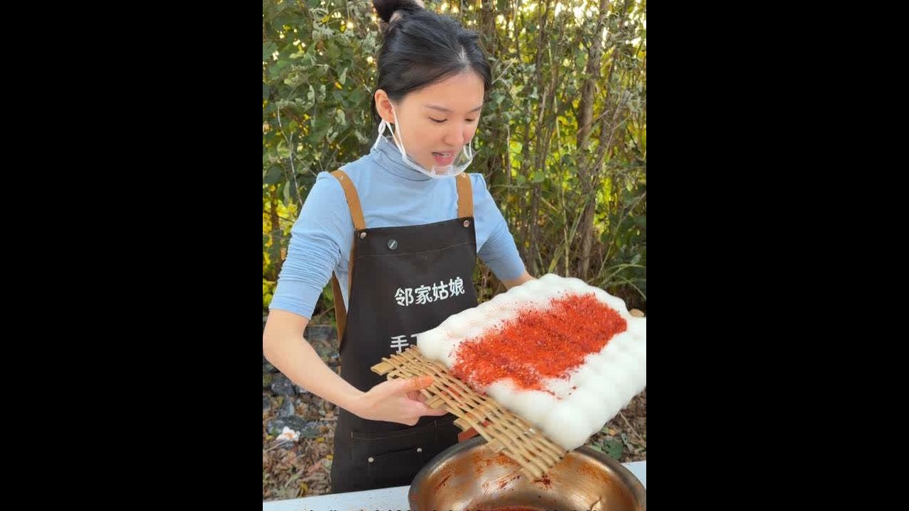 美女这也太能吃辣吧，满口爆辣的霉豆腐#美食 #霉豆腐 #豆腐乳 #摆摊