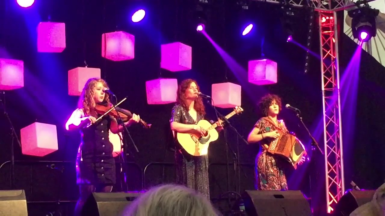 Bread & Roses - Rosie Hood Trio live at Warwick Folk Festival 2019