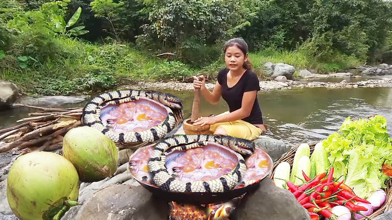 WOW Yummy Snake Lisa cooking soup snake delicious in the woods