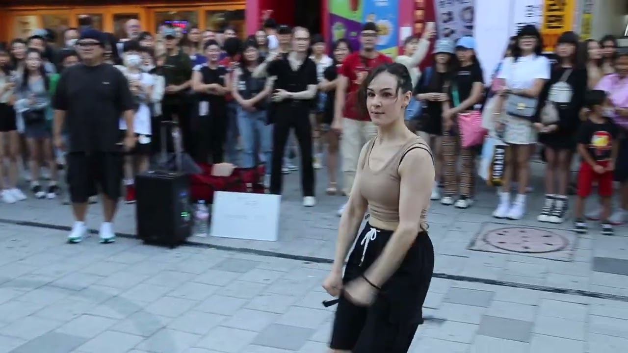 Kpop&JHKTV]spectator an lmpromptu dance#Blackmist in hongdae BOUNCY-ATEEZ홍대 관람객 #즉석춤자랑#블랙미스트 바운시