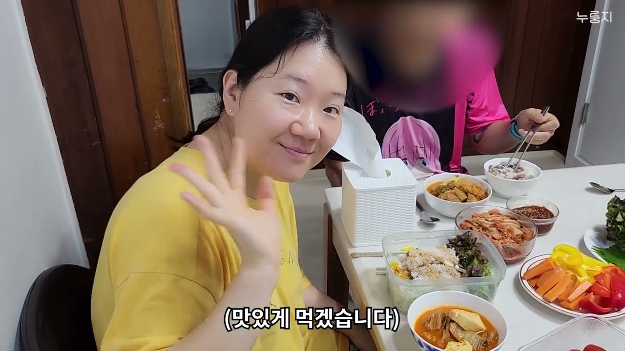 고단한 일상, 엽떡 한사발과 고양이로 버티기