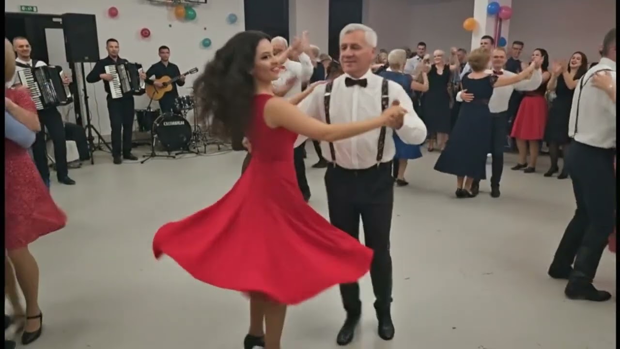 Ta melodia i refren na zawsze pozostaną wyryte w naszych sercach - ❤️ Muzyka łączy pokolenia.