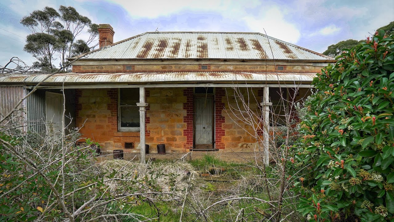 Forgotten since 1971 this old ghost farm has so much to explore! Sheds n stuff everywhere!