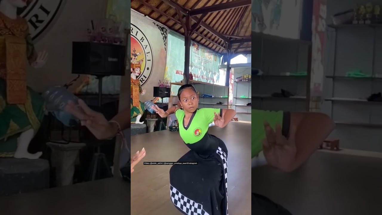 Kelenturan badan Ida Ayu Kade Safna Dewi (Gek Ade), gerakan tarinya mengalir lentur dan luwes
