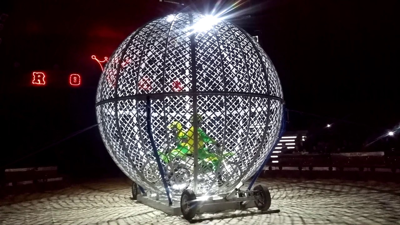 La ruota della morte con le moto - Royal Circus a Palermo