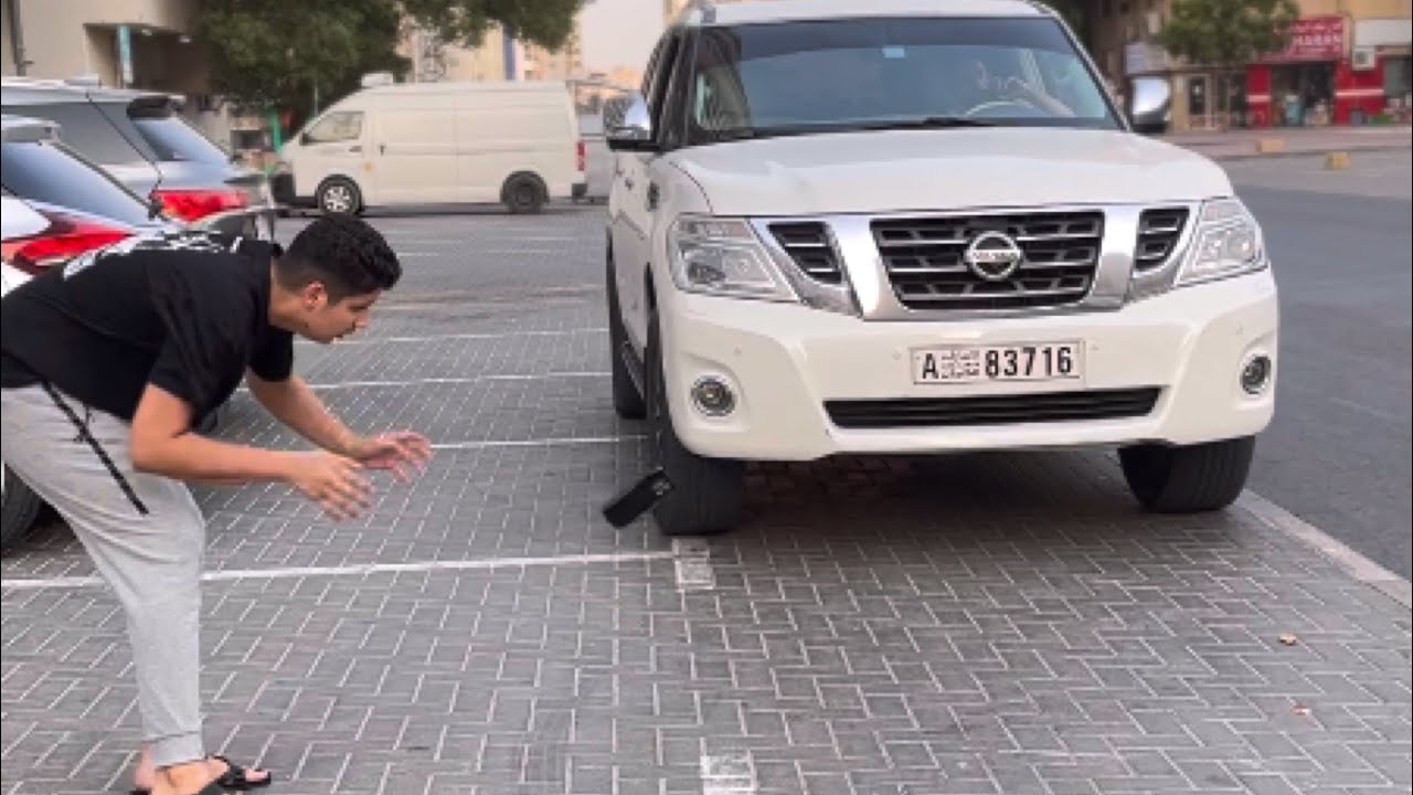 هذا الرجل رمى هاتفه امام سيارة الرجل ليدعس عليها ولكن لن تصدق لماذا قام في هذا الفعل؟