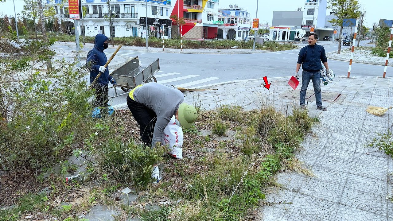 Мы были удивлены действиями мужчины в богатом районе во время уборки