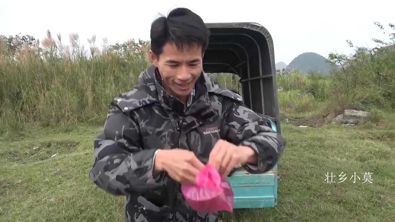 全村村民上阵帮忙砍甘蔗，一大锅饭菜围在地头一起吃真香，接地气