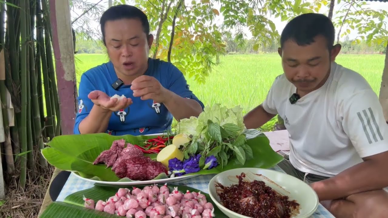 แหนมเนื้อยักษ์ แหนมหมูจิ๋ว กัดพริกสดเผ็ดๆเข้ากันสุดๆ