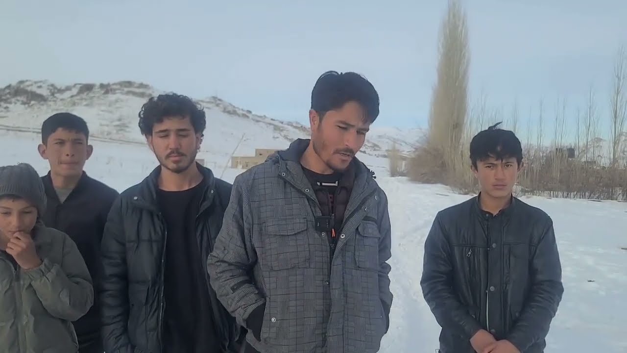 سرک سرد ترین منطقه جاغوری باز شد، اما بازهم به دلیل برف باد مشکلات دارد. 