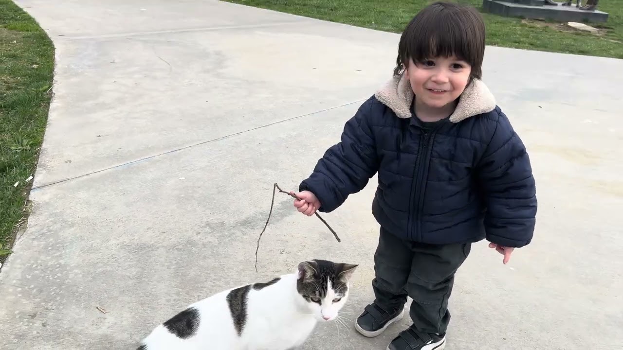 TUNA KEDİ İLE OYNUYOR 