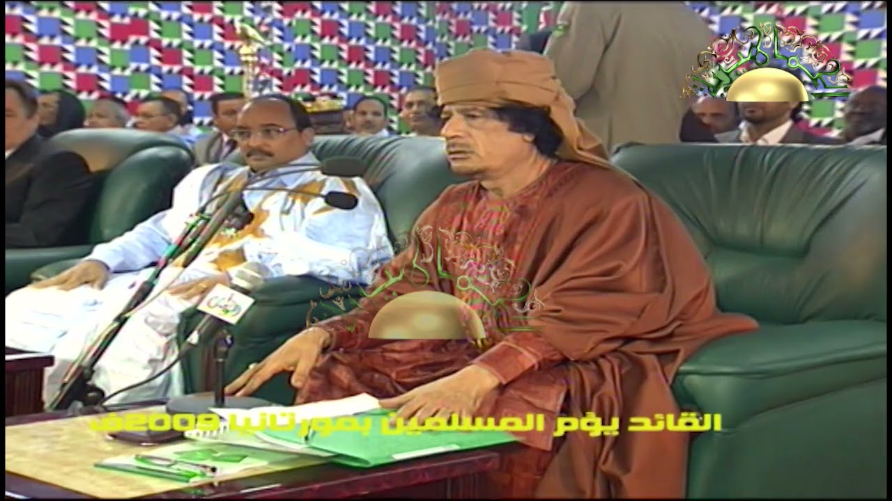 العقيد معمر القذافي يؤم بالمصلين في موريتانيا