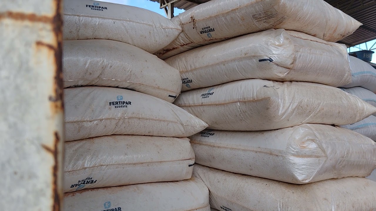 distribui&ccedil;&atilde;o da cama de compost barn no solo