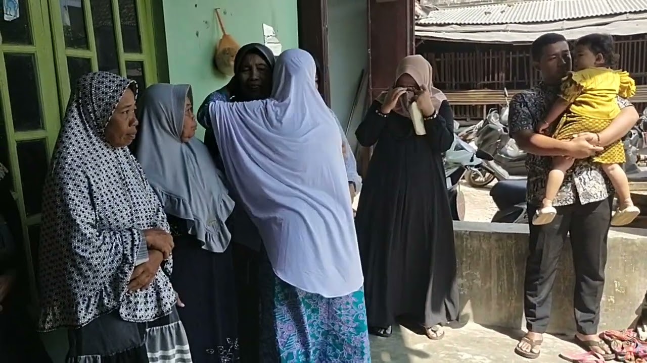 TANGISAN PECAHHHH....SAAT Mengiringi keberangkatan ibadah haji...ibu Qomariyah...