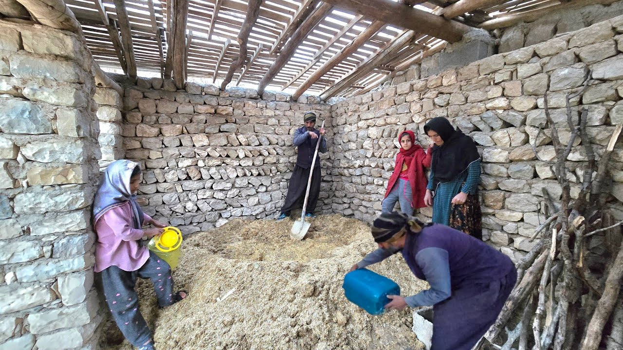 The Hard But Beautiful Life of Zagros Nomads: Collecting Soil and Straw for the Shelter Roof🛖🏞