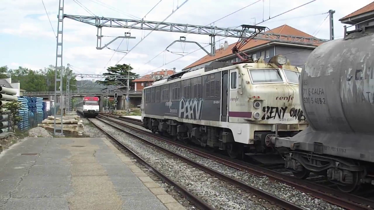Renfe Cantabria cruce de una  251 con un cementero con una 447PMR Renedo