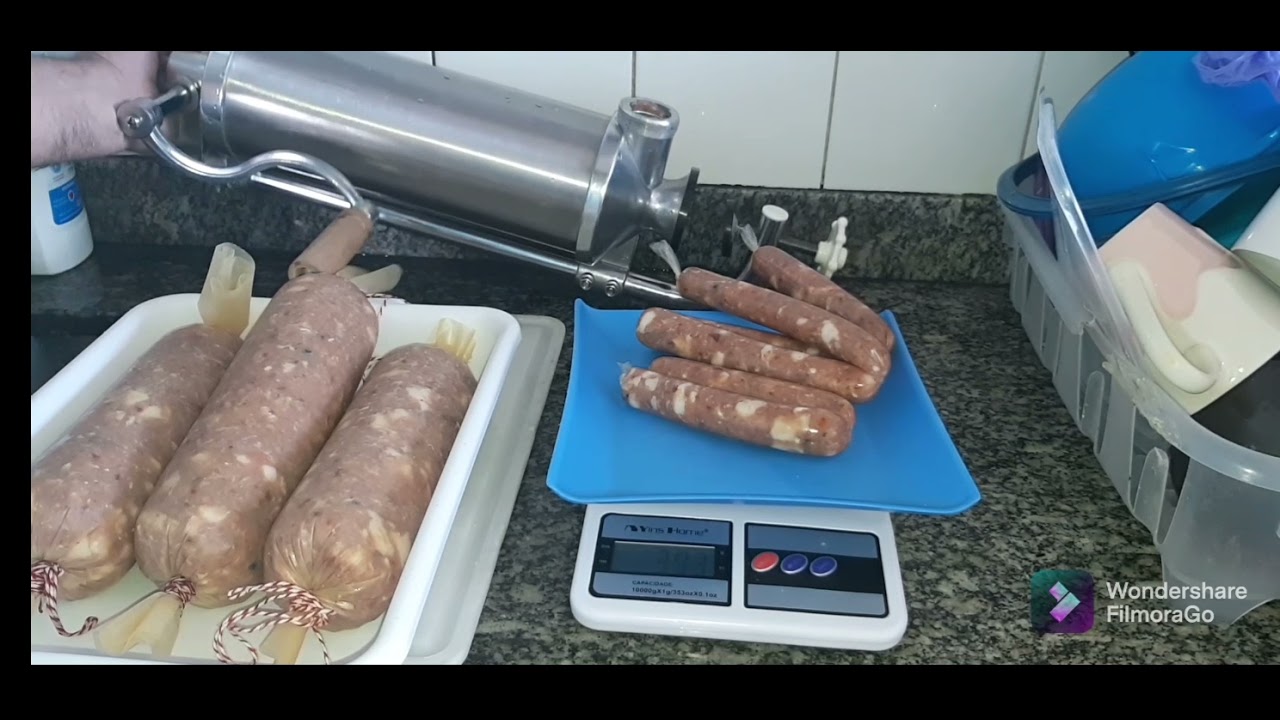 Salame artesanal apimentado com receita na descrição do vídeo, do começo ao fim do processo.