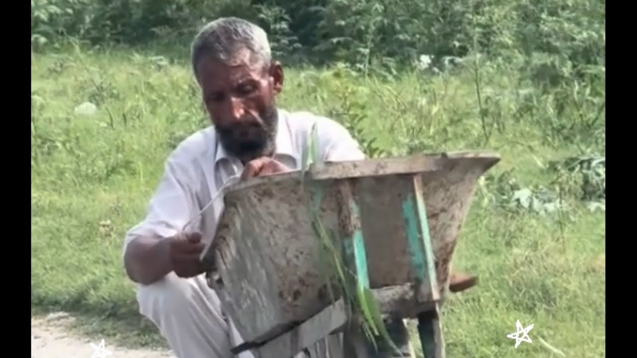 Amjad |” یو طرف تہ دا بابا غریبی چے اختر دپارہ یئ لا کپڑے ندی اغشتے-او بل طرف تہ دا کاکا د زڑۂ آہ”