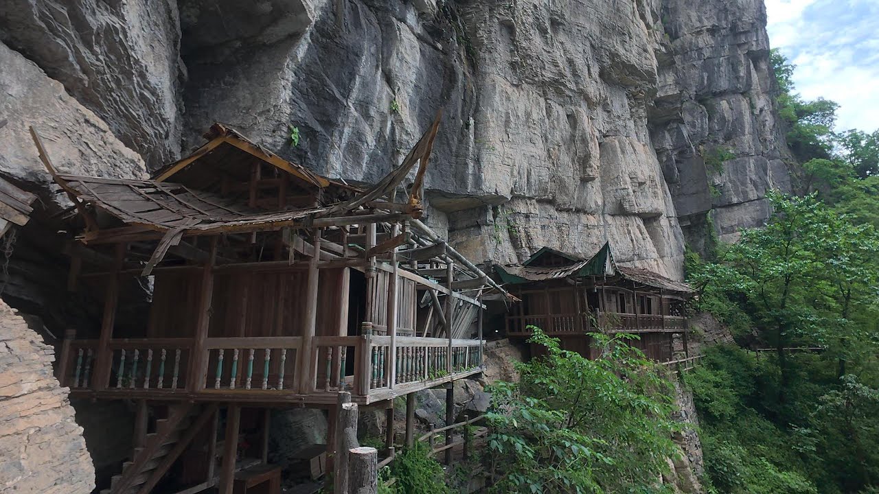 Zhangjiajie Tianmen Mountain#张家界天门山后山纪实，悬崖峭壁间发现两栋年代久远的木屋。