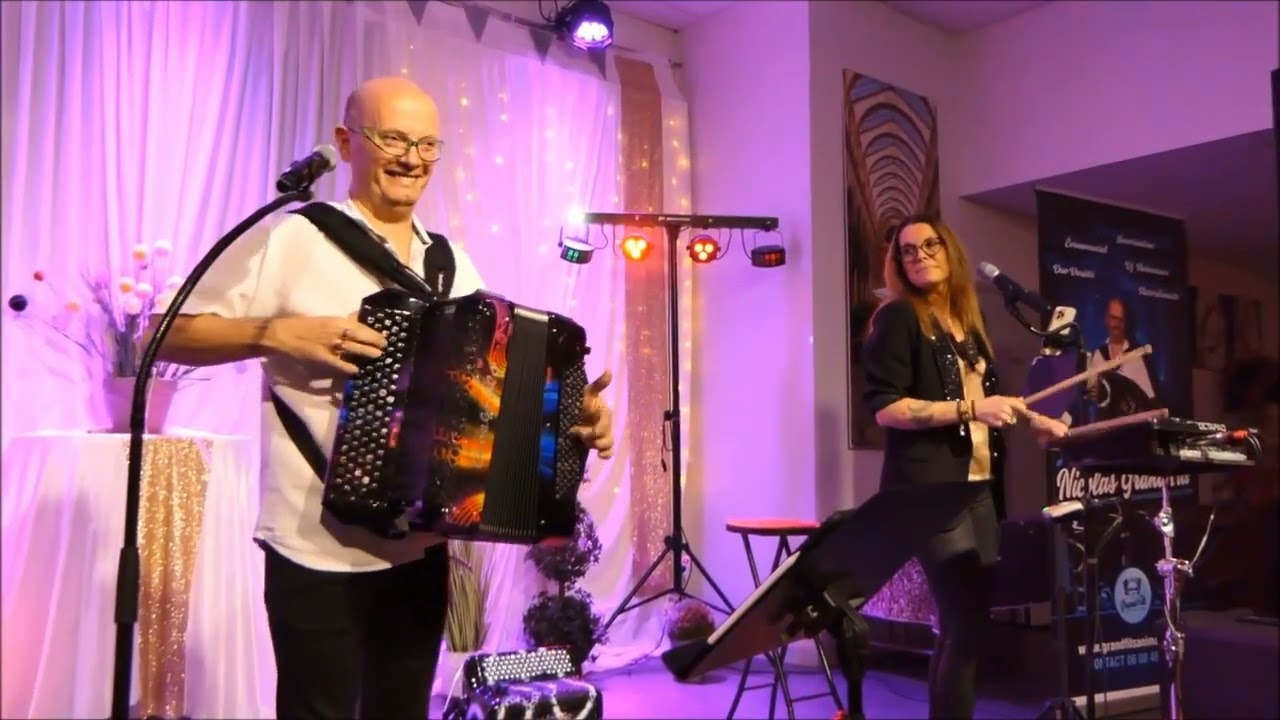 Nicolas GRANDFILS et sa chanteuse Edith. Medley 2 aux Arcades de Barjavelle (63).