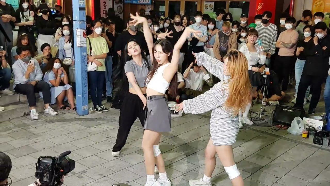 20220528 hongdae busking 홍대 미녀댄스팀 레이디비(Lady B) 버스킹 11 - NMIXX 'O.O' _ (엔믹스 O.O )