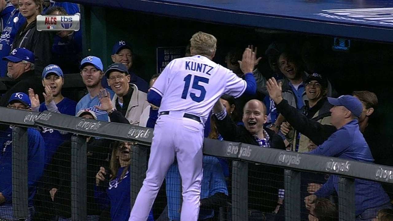 ALCS Gm3: Rusty Kuntz dodges foul ball
