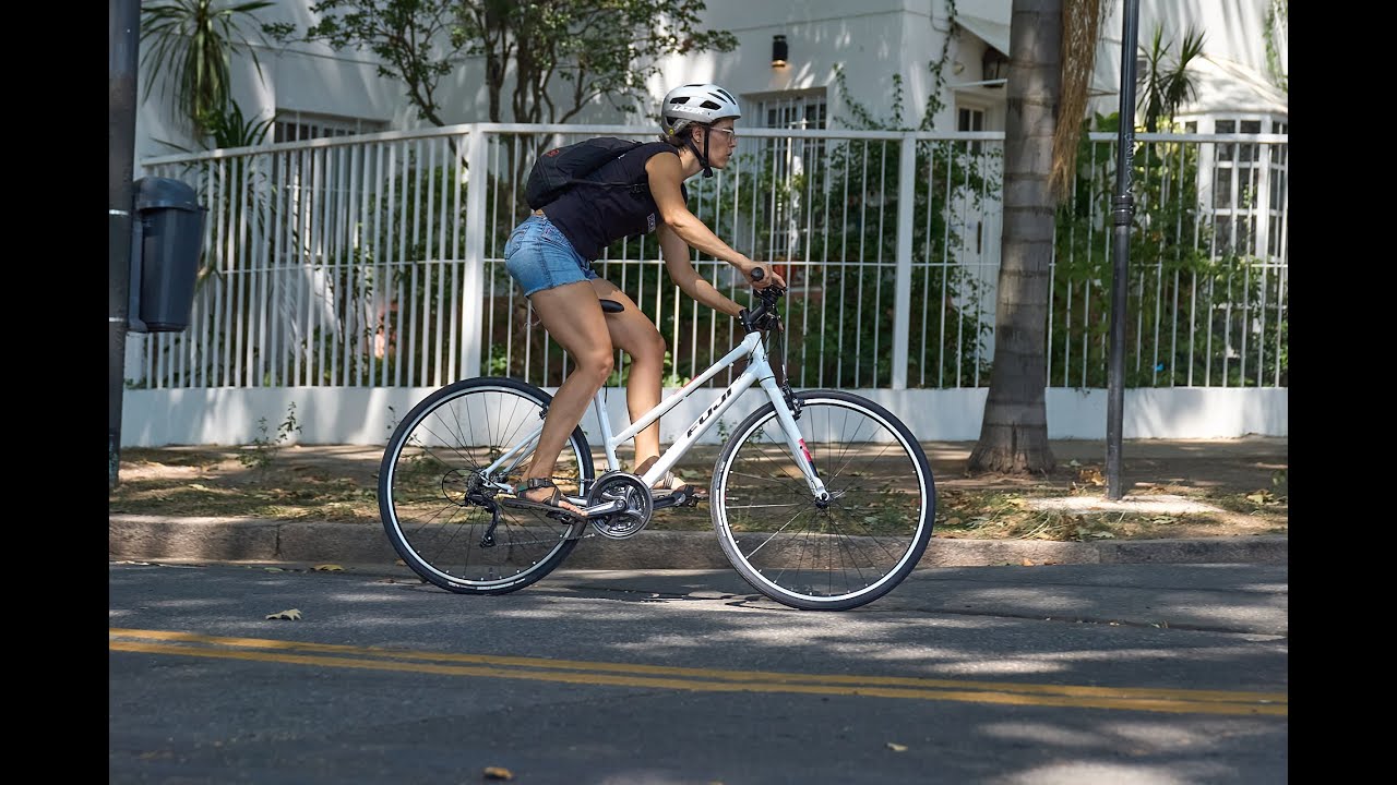 Test ride Fuji Absolute 2.1: una bici urbana veloz, cómoda y accesible