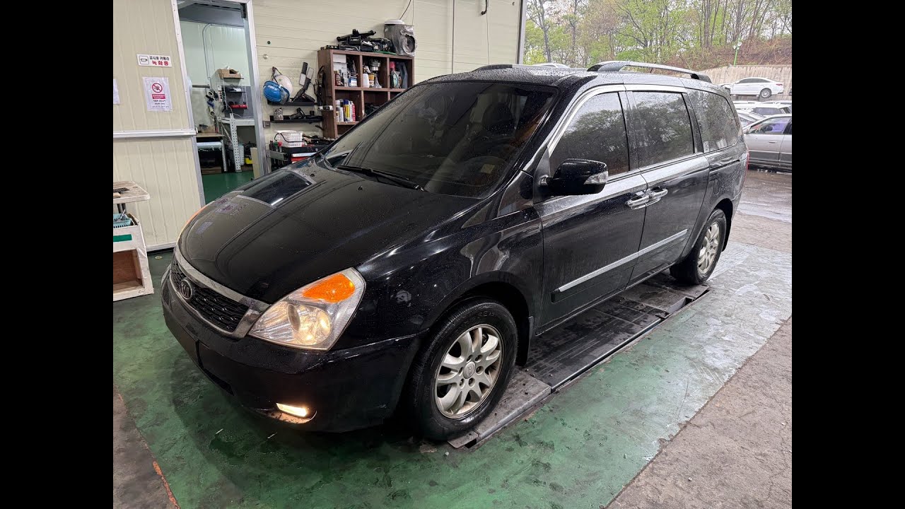 2011 KIA CARNIVAL R