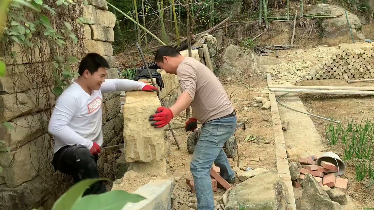 叔侄齐心协力建造围墙，心中有梦苦也甜！Uncles and nephews work together to build walls and have dreams in their hearts.
