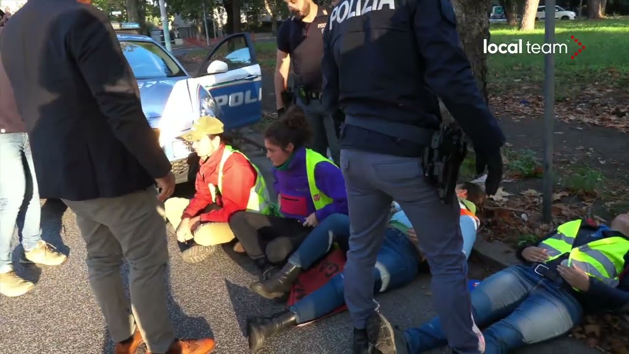 Roma, la polizia rimuove gli attivisti di Ultima Generazione che stavano bloccando Viale Marco Polo