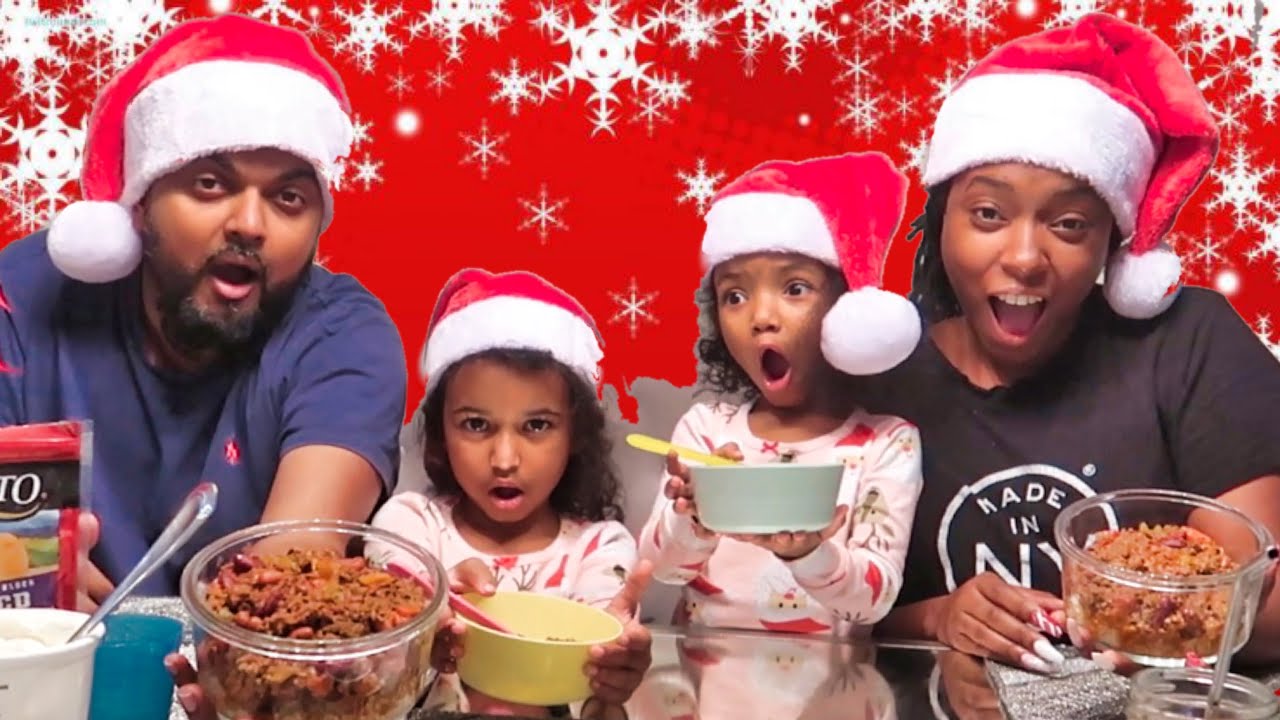 Vlogmas Day 16: Chili Mukbang | Christmas Traditions