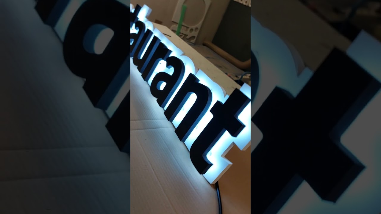 lettres rétro éclairage montées sur un panneau découpé en PVC