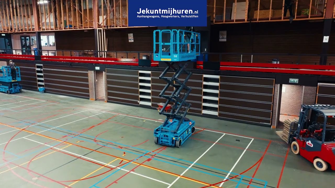 Binnen aan de slag met schaarhoogwerkers in Sporthal De Peppel