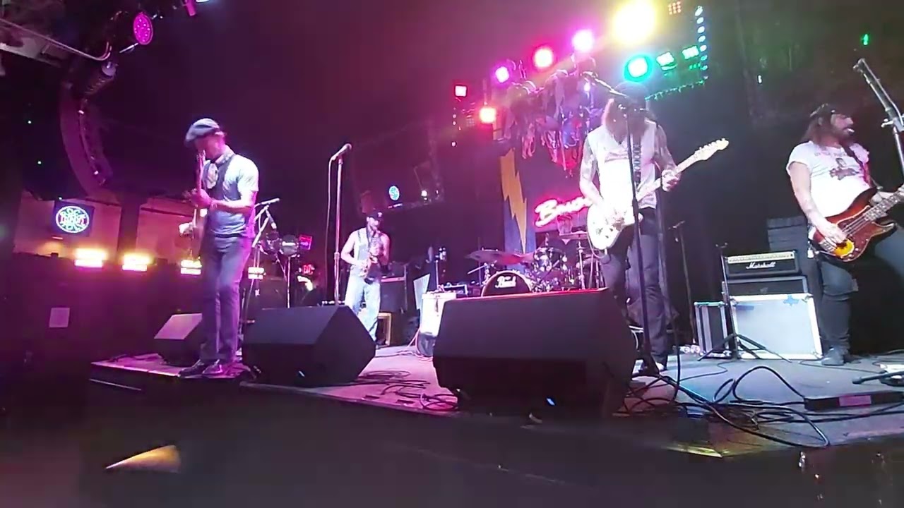 Loose Lips - LIVE @ Bowie's (Take Me To The River)