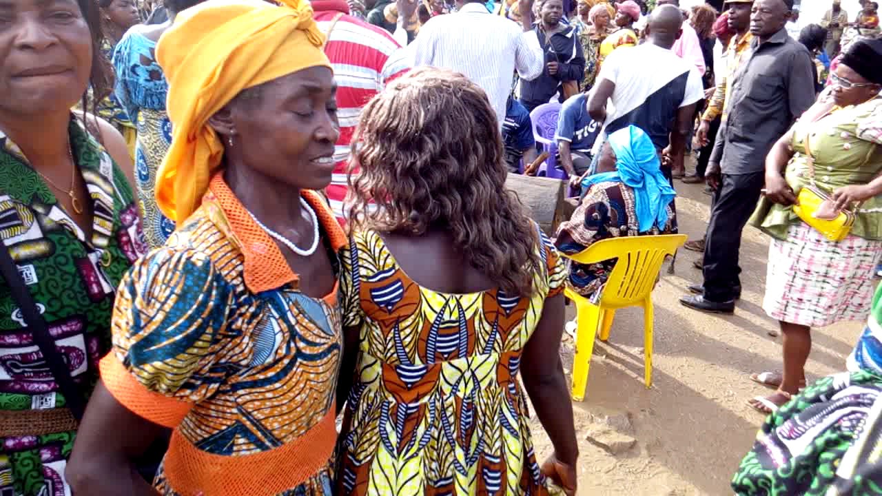 Dance festive des femmes MBOO Kekem  au Cameroun