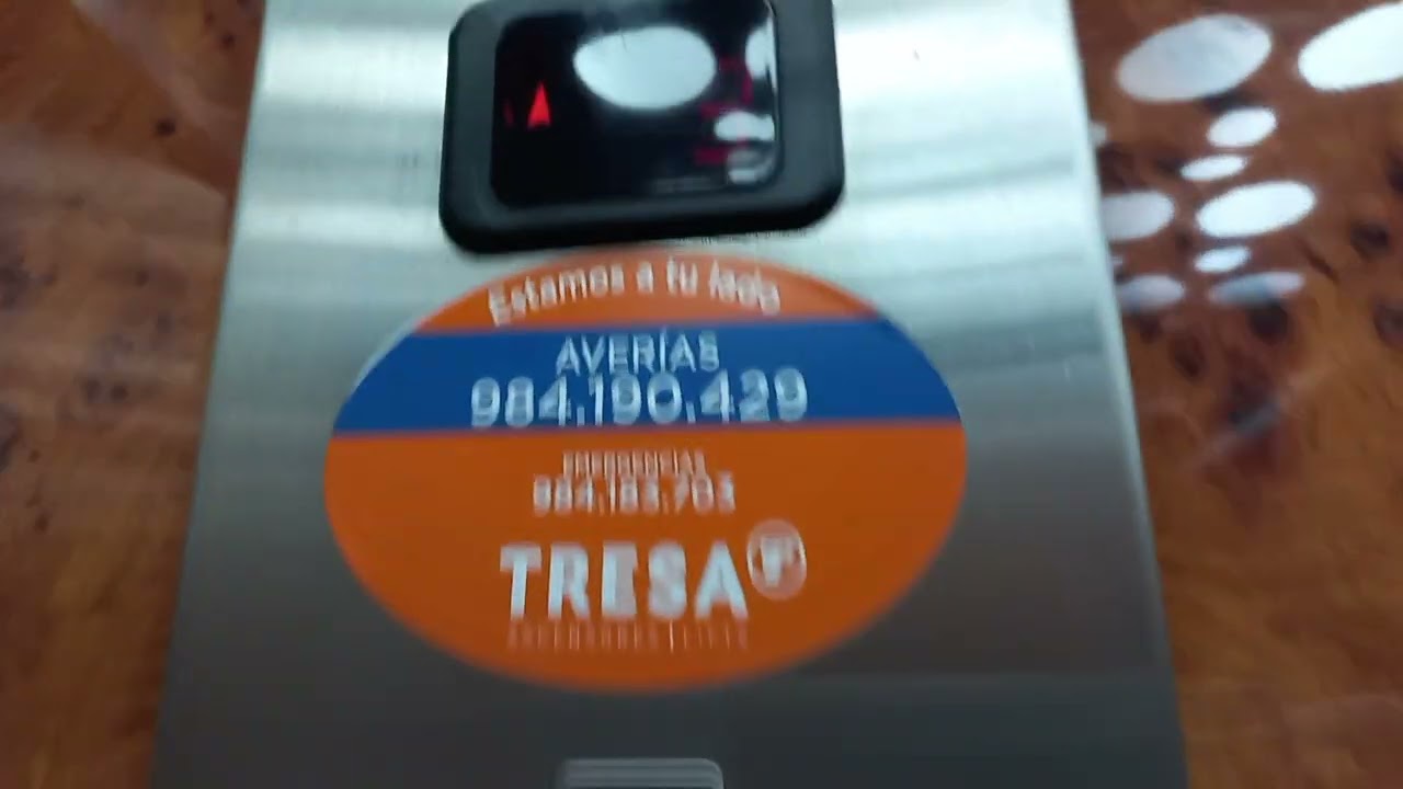 Ascensor Tresa hidráulico de los 2000 en un edificio, Luanco, Gozón, España