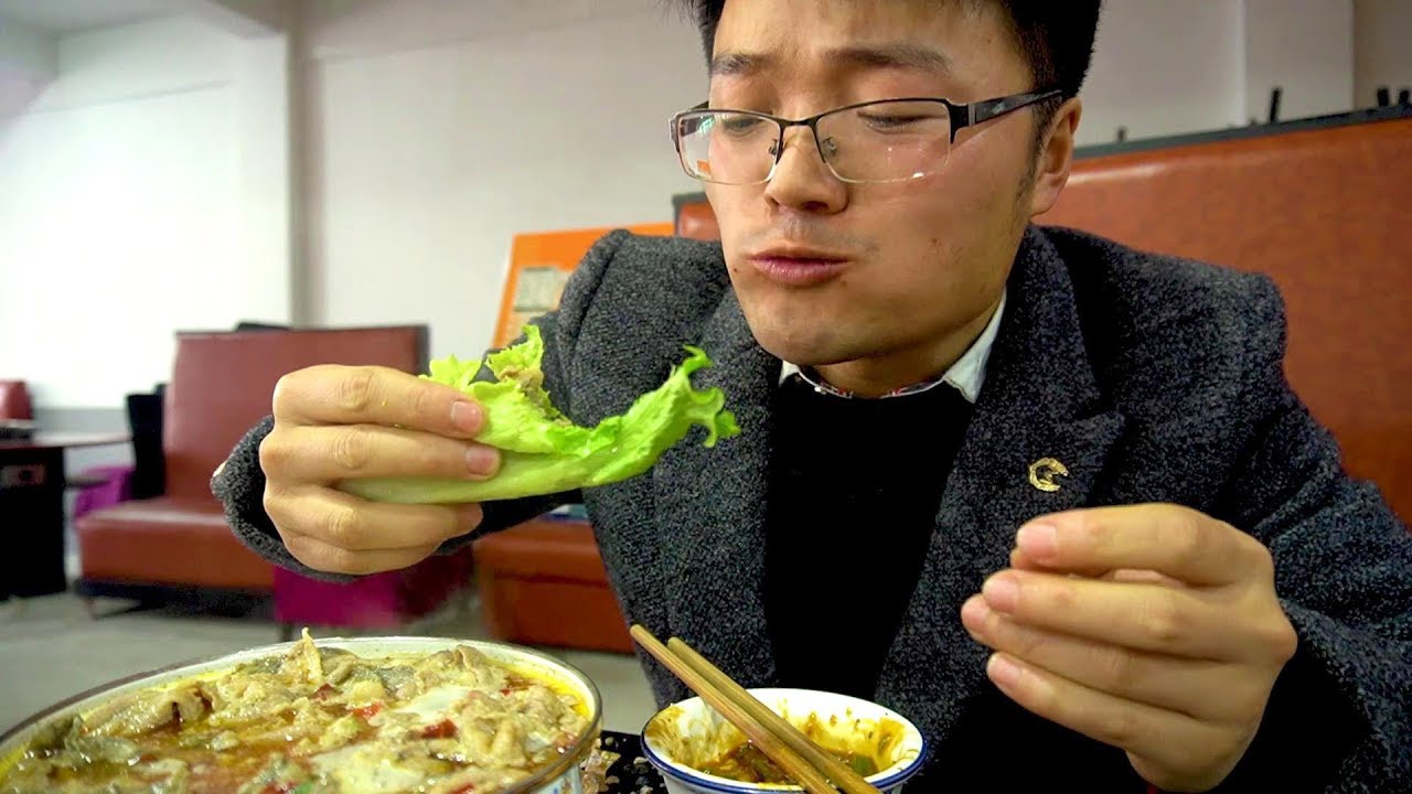 吃小镇自助餐，大sao一个人吃五锅，吃得真香啊，老板想哭了！赔本啊！【徐大sao】#徐大sao#自助餐#海鲜