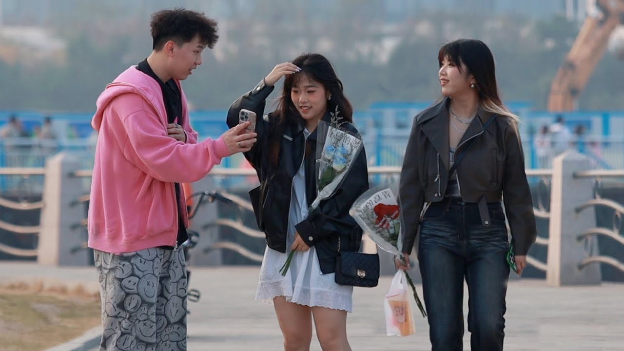 A Funny Way to Pick Up Girls | Prank  “给我整不会了”发现男生找的漂亮女孩是自己，女生反应太可爱了