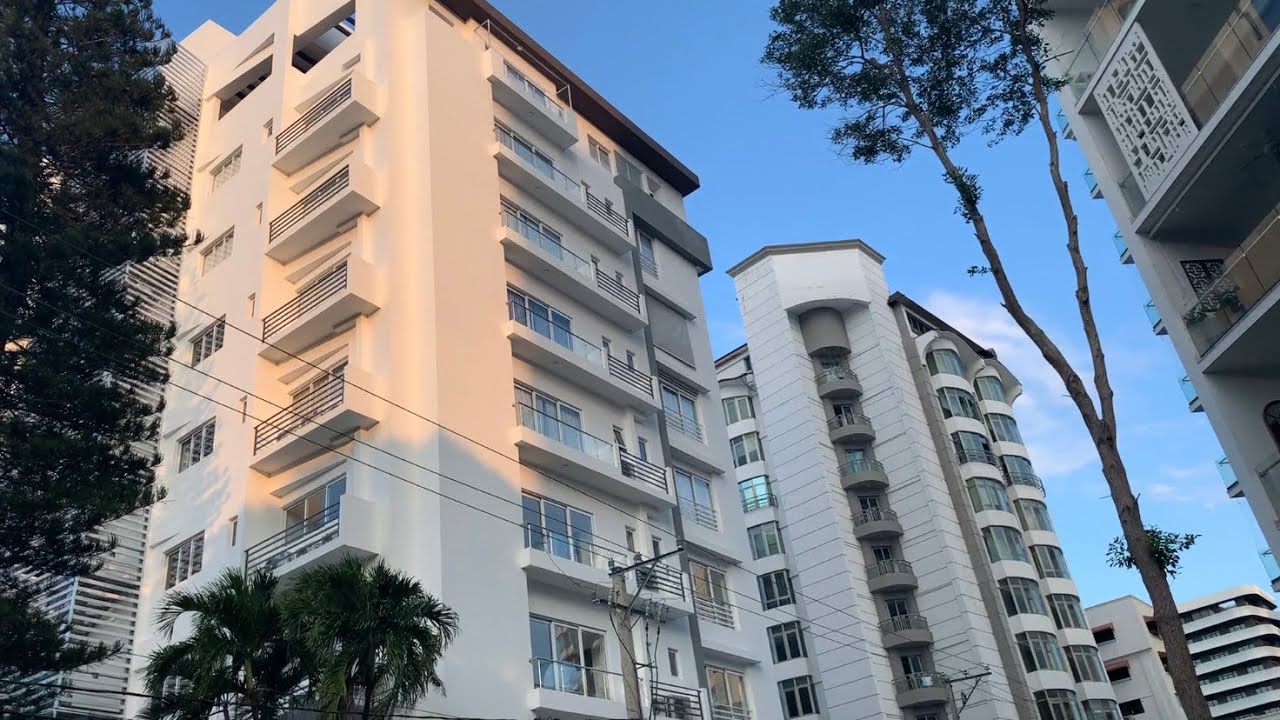 Walking in one of the richest neighborhoods in Santiago (Dominican Republic)