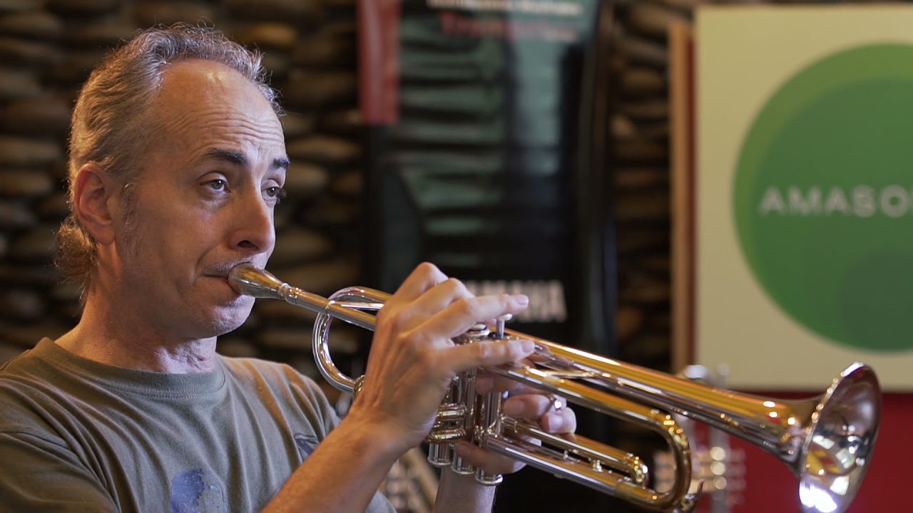 Juan Cruz de Urquiza probando la YAMAHA YTR-5330MRC Mariachi PURO BRASS