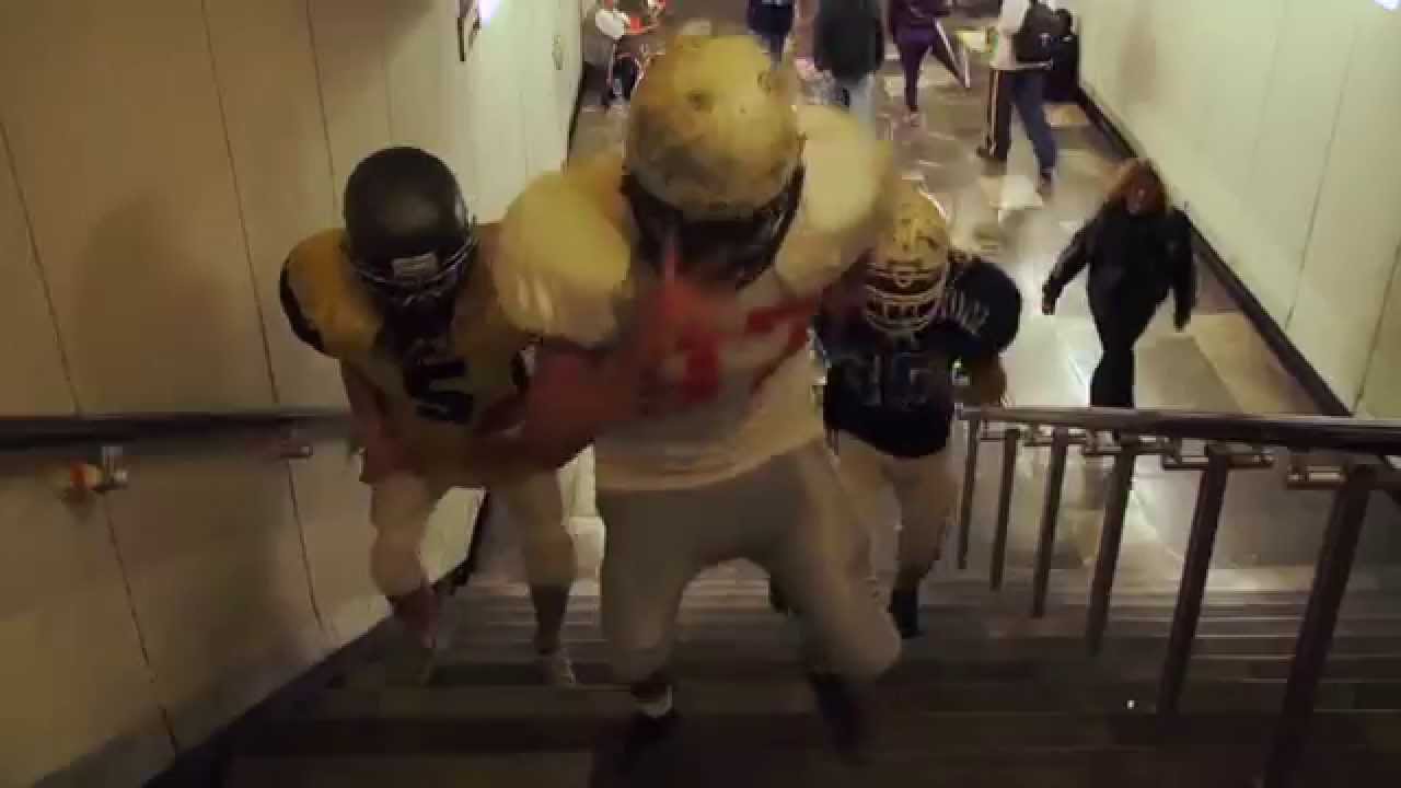 Futbol Americano en el metro.