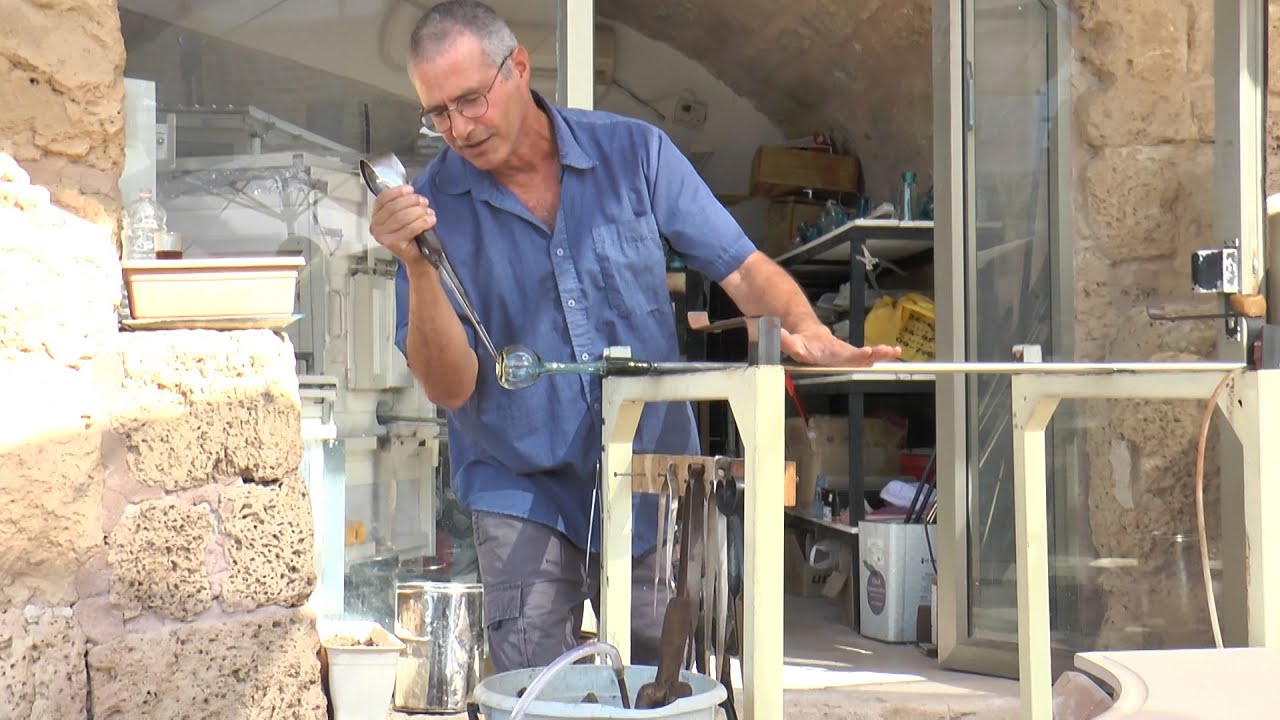 בקיסריה העתיקה החייאת אמנות ניפוח הזכוכית הקדומה