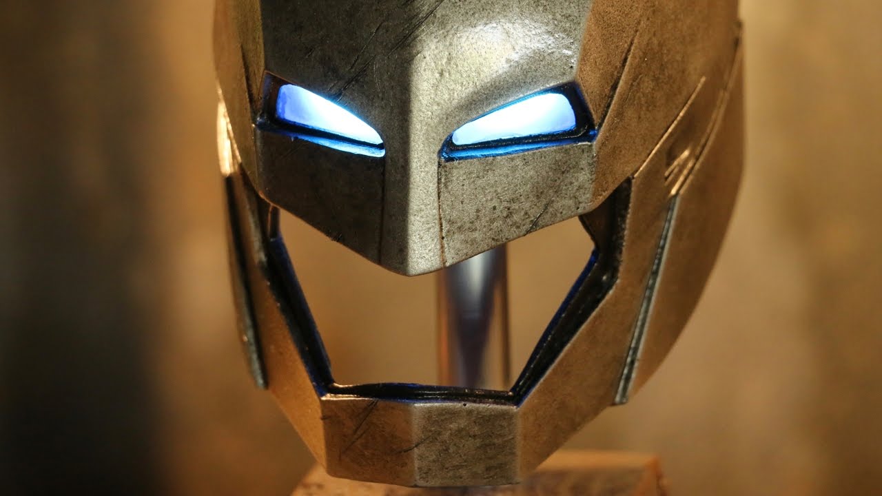 Half Scale Batfleck Mech Helmet Display & Upcoming Custom Collectables!
