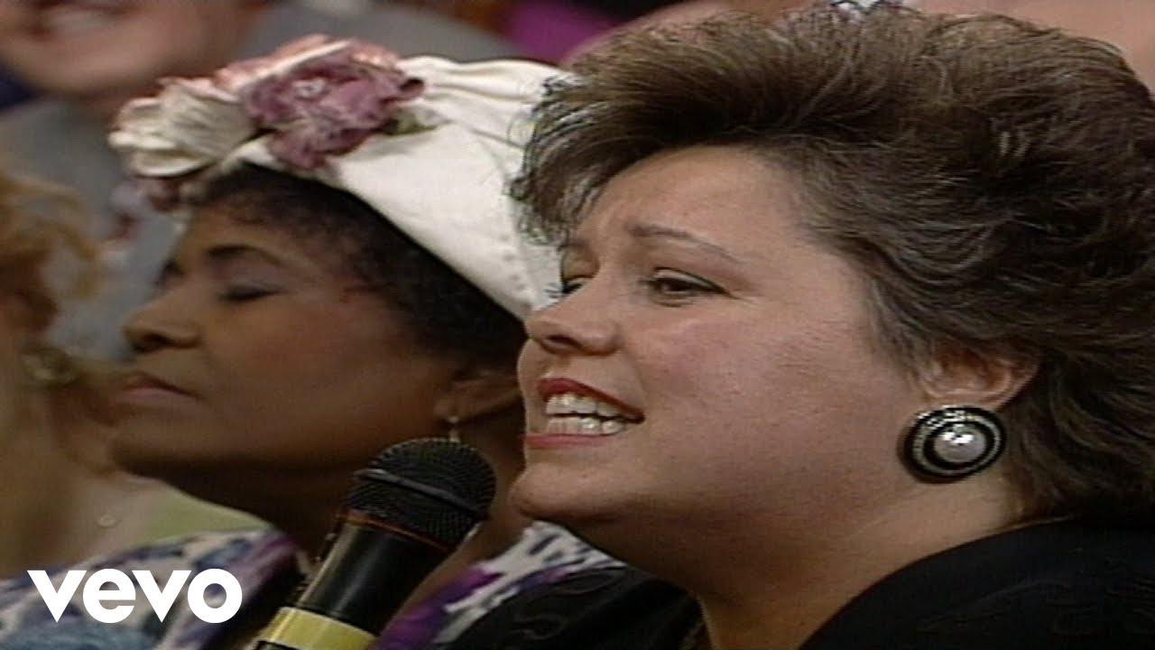 Bill & Gloria Gaither - God Leads Us Along [Live] ft. Sue Dodge
